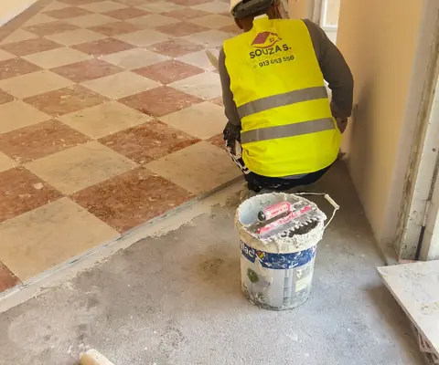 Profissional da Souza Sobrinho Construções a trabalhar numa obra