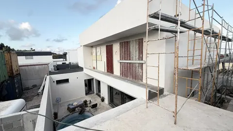Moradia em fase de construção com andaimes